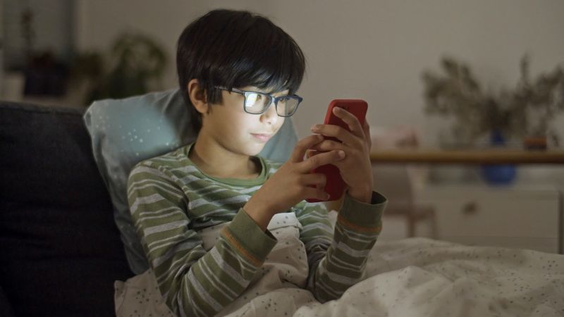 Dovrei lasciare che mio figlio vada a letto con il mio telefono?
