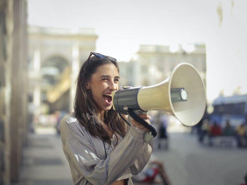 Parlare al telefono in pubblico
